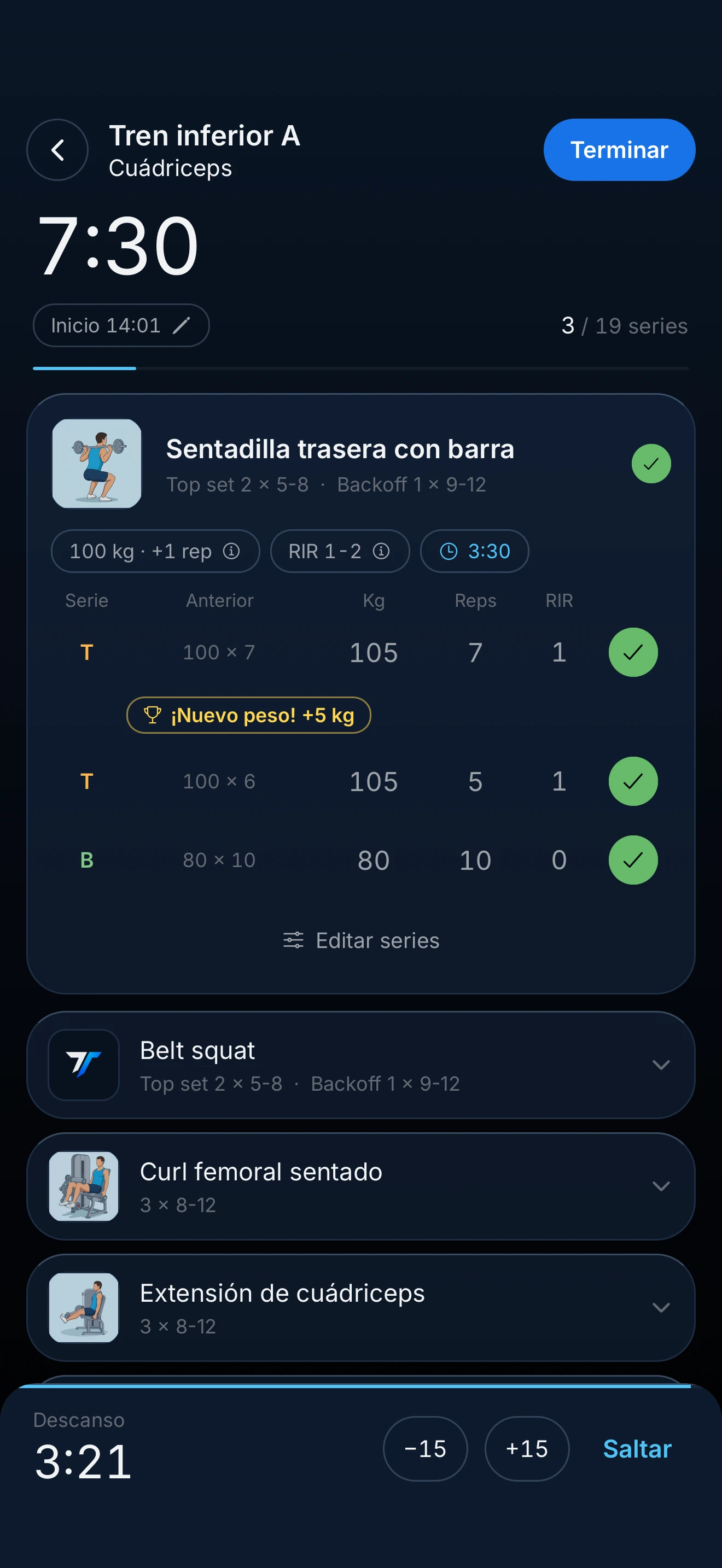 Pantalla de entrenamiento de Trainetic: en la sentadilla trasera con barra, la serie de 105 kg × 7 gana el premio ¡Nuevo peso! +5 kg frente a los 100 kg × 7 de la sesión anterior.